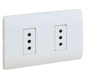 Placa armada tomacorriente doble 10A 2P+T Génesis blanco Schneider