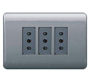 Placa armada tomacorriente triple 10A 2P+T Génesis humo Schneider