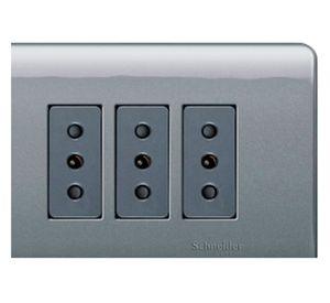 Placa armada tomacorriente triple 10A 2P+T Génesis humo Schneider