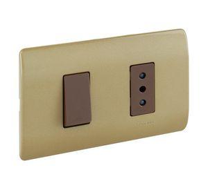 Placa armada interruptor 9/12 + tomacorriente 10A Génesis dorado Schneider