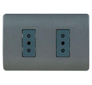 Placa armada tomacorriente doble 10A 2P+T Génesis humo Schneider