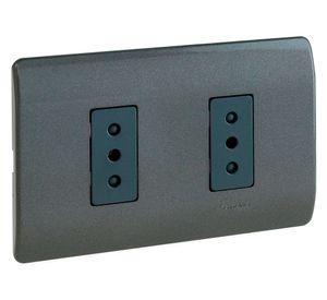 Placa armada tomacorriente doble 10A 2P+T Génesis humo Schneider