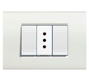 Toma simple 10A armado blanco Bticino