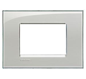 Placa 3 módulos Living gris humo Bticino