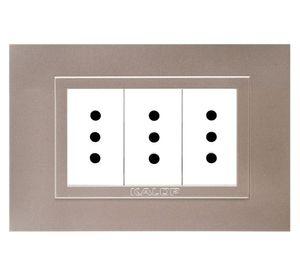 Placa armada tomacorriente triple 10A 2P+T Modular oro Kalop