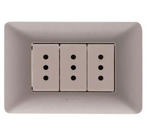Toma corriente triple matix beige Bticino