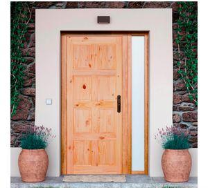 Puerta pino radiata 8 paneles nudo 80x220 cm