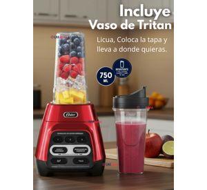 Licuadora Oster® roja con programas automáticos y tecnología reversible más vaso Blend-N-Go