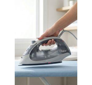 Plancha de vapor Oster® compacta GCSTBS5001 Versión 2026