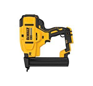 CLAVADORA DEWALT 1 1/4 A 1 1/2 20V BRUSHLES DCN681 NO INCLUYE BATERIA NI CARGADOR