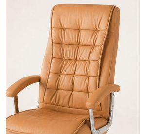 Silla Ejecutiva Magnus Caramelo  con Respaldo Alto Acolchado, Ruedas y Base Cromada para Oficina
