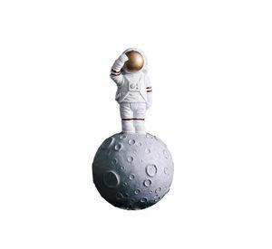 Astronauta sobre luna