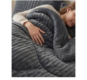 COBERTOR DE INVIERNO CON CHIPORRO RELIEVE LINEAS ELEGANTE UNICOLOR 1.5 P TFI