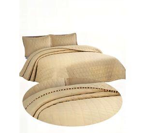 CUBRECAMA KING CON DETALLES DE POMPONES COLOR BEIGE