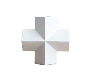 Jarrón blanco en forma de cruz