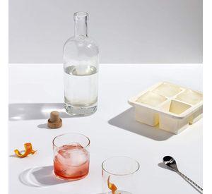Cubetera de 4 Hielos de Silicona Con Tapa Color Blanco, Extra Large Ice.