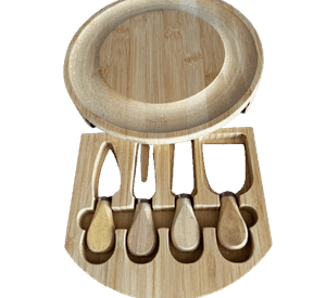 Tabla de aperitivo de madera redonda con cuchillos