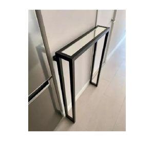 Mesa de arrimo industrial moderna con vidrio, ideal para departamento