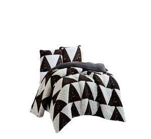 COBERTOR DE JACQUERD CUTTING PLAZA Y MEDIA COLOR BLANCO CON NEGRO