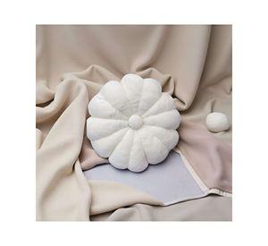 COJIN ELEGANTE FLOR BLANCO 50 CM