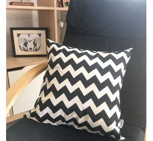 COJIN DECORATIVO DISEÑO ZIGZAG BLANCO Y NEGRO 60X60 RELLENO
