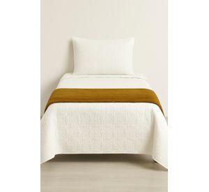 Pack Quilt + Piecera Mostaza Estilo Hotel AnnGebut Textiles