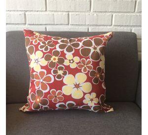 COJIN DECORATIVO DISEÑO ROJO FLORES AMARILLAS Y CAFE 60X60 RELLENO