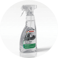 Botella de limpiador para interiores Sonax con etiqueta verde y texto en español e inglés.