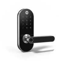 Cerradura digital negra con pantalla táctil y manija metálica.