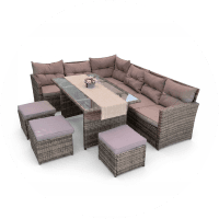Juego de muebles de jardín con sofá en forma de L, mesa rectangular con vidrio y cuatro taburetes, todos con cojines color lavanda.