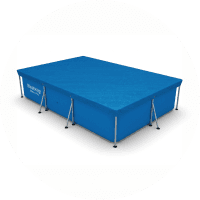 Piscina rectangular azul con estructura metálica y cubierta protectora.