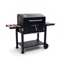 Parrilla de carbón negra con estantes de madera y ruedas.