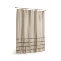Cortina beige con diseño plisado y detalles de volantes en la parte inferior.