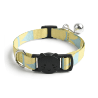 Collar ajustable para gato con diseño amarillo y azul, hebilla negra con forma de cara de gato y cascabel plateado.