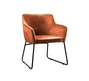 POLTRONA SITIAL LEAH ASIENTO CUERO SINTETITO CON BASE NEGRA
