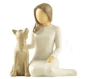 Madre sentada con perro
