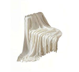 MANTA CON FLECOS DECORATIVA Y TEJIDO DE ROMBOS EN RELIEVE COLOR BLANCO