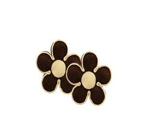 PACK DE COJIN DECORATIVO EN FORMA DE FLOR COLOR MARRON CON BORDE BEIGE